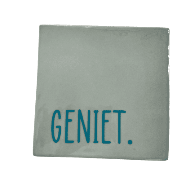 ”Geniet.” Tegeltje